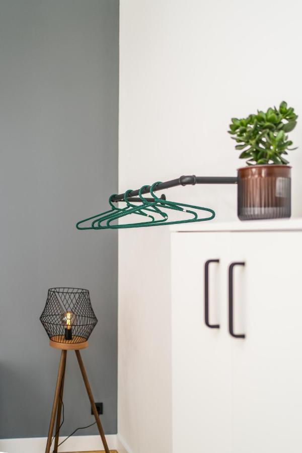 Myflat - Bright Near Station Apartment Wien
