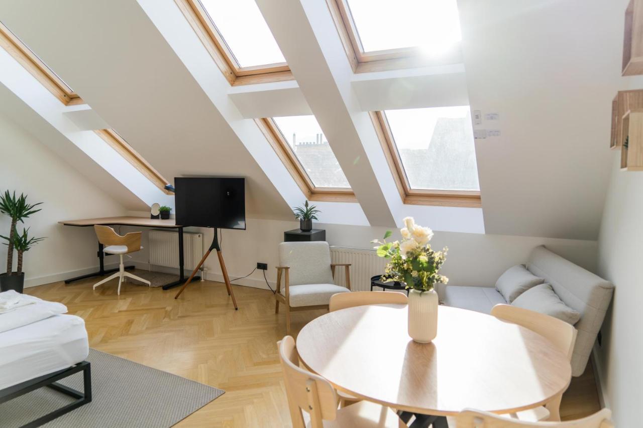 Myflat - Bright Near Station Apartment Wien