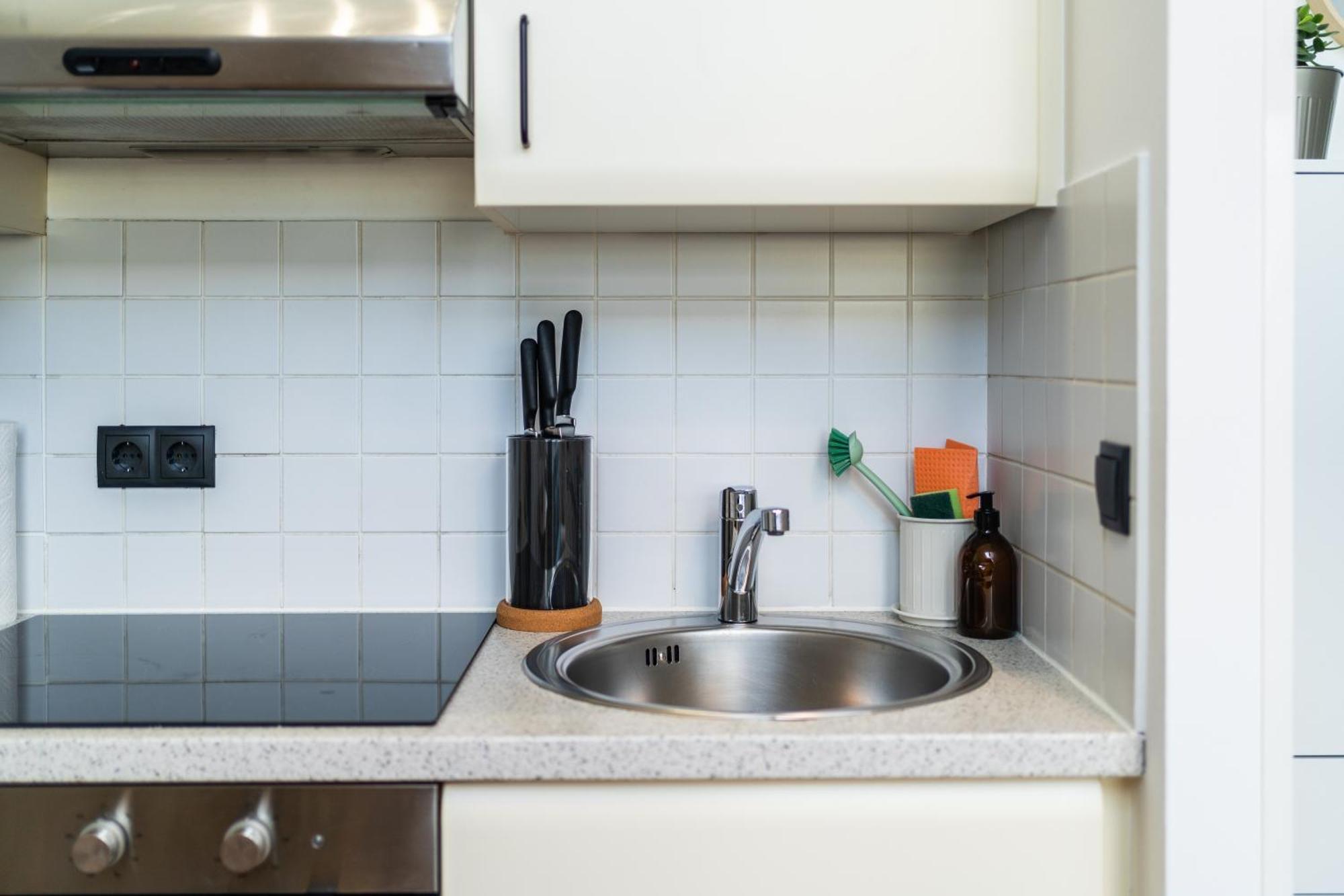 Myflat - Bright Near Station Apartment Wien