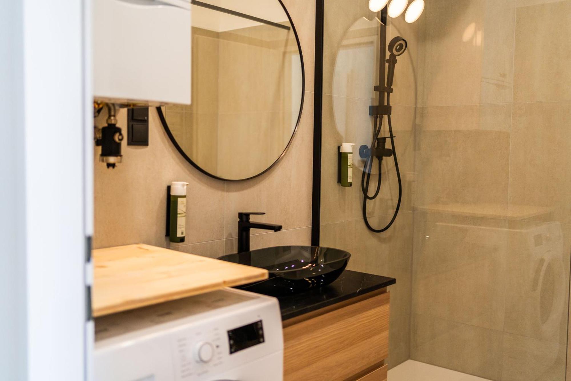 Myflat - Bright Near Station Apartment Wien